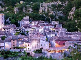 Camping Pas Cher vous présente avec son site Officiel campingpascher.fr, le Camping Domaine Saint Cerice classé 1 étoile, situé sur la commune de Vogue dans le département Ardèche (Rhône Alpes) en France. Le camping Domaine Saint Cerice, vous présente un hébergement de type hébergement insolite de 7 m² pour 2 personnes et télévision. Le camping Domaine Saint Cerice vous propose du dimanche 01 mars au dimanche 08 mars 2026 pour 7 nuits à 578€. Cette location propose 269 dates différentes pour réserver votre séjour. Découvrez également les 13 autres gammes d'hébergements du camping. Piscine extérieure, Animations familiales, Aire de jeux enfants, Baby-foot, Canoë-kayak, Canyoning, Centre équestre, Court de tennis, Cyclisme, Escalade, Ping-pong, Pétanque, Randonnée, Terrain de basketball, Dépôt de pain, Snack/Bar,... En savoir plus : cliquez-ICI.