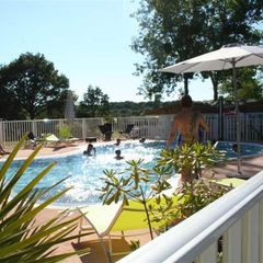 Camping Pas Cher vous présente avec son site Officiel campingpascher.fr, le Établissement Les Embruns, situé sur la commune de Camoel dans le département Morbihan (Bretagne) en France. L'établissement Les Embruns vous propose un hébergement de type mobilhome de 24 m². L'établissement vous propose 5 autres types d'hébergements. Découvrez tous nos séjours à petits prix dans la commune et aux alentours de Camoel du département : Morbihan (Bretagne).... En savoir plus : cliquez-ICI.