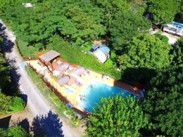 Camping Pas Cher vous présente avec son site Officiel campingpascher.fr, le Camping Le Barutel classé 3 étoiles, situé sur la commune de Meyras dans le département Ardèche (Rhône Alpes) en France. Le camping Le Barutel, vous présente un hébergement de type tente. Le camping Le Barutel vous propose du jeudi 11 juin au jeudi 18 juin 2026 avec une PROMO de DERNIÈRE MINUTE, en promotion à -25% pour 7 nuits à 270 € au lieu de 360,0 € soit une Économie de 90 €. Cette location propose 7 dates différentes pour réserver votre séjour. Découvrez également les 11 autres gammes d'hébergements du camping. Les Avis clients pour le Camping Le Barutel sont de 7 sur 10. Piscine chauffée, Piscine extérieure, Animations familiales, Club enfants, Aire de jeux enfants, Canoë-kayak, Ping-pong, Pétanque, Randonnée, Salle de jeux vidéo, Dépôt de pain, Snack/Bar, Supermarché, Épicerie,... En savoir plus : cliquez-ICI.