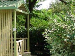 Camping Pas Cher vous présente avec son site Officiel campingpascher.fr, le Camping Le Barutel classé 3 étoiles, situé sur la commune de Meyras dans le département Ardèche (Rhône Alpes) en France. Le camping Le Barutel, vous présente un hébergement de type chalet de 24 m² pour 1 personne et télévision. Le camping Le Barutel vous propose du sam. 04 avril au sam. 11 avril 2026, en promotion à -28% pour 7 nuits à 462 € au lieu de 646,8 € soit une Économie de 184,80 €. Cette location propose 146 dates différentes pour réserver votre séjour. Découvrez également les 8 autres gammes d'hébergements du camping. Les Avis clients pour le Camping Le Barutel sont de 7 sur 10. Piscine chauffée, Piscine extérieure, Animations familiales, Club enfants, Aire de jeux enfants, Canoë-kayak, Ping-pong, Pétanque, Randonnée, Salle de jeux vidéo, Dépôt de pain, Snack/Bar, Supermarché, Épicerie,... En savoir plus : cliquez-ICI.