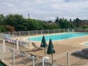 Camping Pas Cher vous présente avec son site Officiel campingpascher.fr, le Camping Sun Valley - La Garenne Eguzon classé 3 étoiles, situé sur la commune de Eguzon Chantome dans le département Indre (Centre Val De Loire) en France. Le camping Sun Valley - La Garenne Eguzon, vous présente un hébergement de type chalet. Le camping Sun Valley - La Garenne Eguzon vous propose du sam. 29 août au sam. 05 septembre 2026, en promotion à -8% pour 7 nuits à 282 € au lieu de 308,0 € soit une Économie de 26 €. Cette location propose 150 dates différentes pour réserver votre séjour. Découvrez également les 7 autres gammes d'hébergements du camping. LacÉtang, Piscine chauffée, Piscine extérieure, Animations familiales, Aire de jeux enfants, Baby-foot, Canoë-kayak, Paddle, Planche à voile, Pédalo, Pétanque, Ski nautique, Sports nautiques, Structure gonflable enfants, Terrain de volley-ball, Trampoline, Bar, Boulangerie, Bureau de tabac, Créperie, Restaurant, Snack/Bar, Station-service, Supermarché, Épicerie,... En savoir plus : cliquez-ICI.