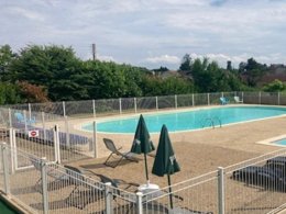 Camping Pas Cher vous présente avec son site Officiel campingpascher.fr, le Camping Sun Valley - La Garenne Eguzon classé 3 étoiles, situé sur la commune de Eguzon Chantome dans le département Indre (Centre Val De Loire) en France. Le camping Sun Valley - La Garenne Eguzon, vous présente un hébergement de type chalet. Le camping Sun Valley - La Garenne Eguzon vous propose du sam. 29 août au sam. 05 septembre 2026, en promotion à -8% pour 7 nuits à 282 € au lieu de 308,0 € soit une Économie de 26 €. Cette location propose 150 dates différentes pour réserver votre séjour. Découvrez également les 7 autres gammes d'hébergements du camping. LacÉtang, Piscine chauffée, Piscine extérieure, Animations familiales, Aire de jeux enfants, Baby-foot, Canoë-kayak, Paddle, Planche à voile, Pédalo, Pétanque, Ski nautique, Sports nautiques, Structure gonflable enfants, Terrain de volley-ball, Trampoline, Bar, Boulangerie, Bureau de tabac, Créperie, Restaurant, Snack/Bar, Station-service, Supermarché, Épicerie,... En savoir plus : cliquez-ICI.