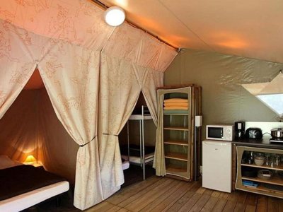 Cliquez pour découvrir toutes les photos de l'HÉBERGEMENT ! tente en toile et bois - Dordogne Les Cinq Châteaux photo 2