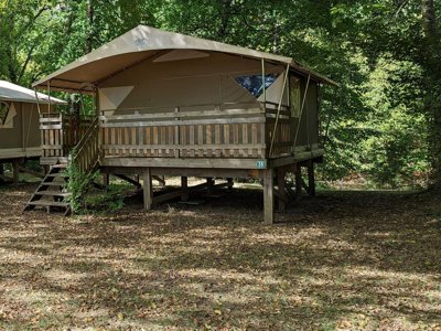 Cliquez pour découvrir toutes les photos de l'HÉBERGEMENT ! tente en toile et bois - Dordogne Les Cinq Châteaux photo 5