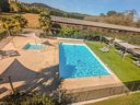 Camping Pas Cher vous présente avec son site Officiel campingpascher.fr, le Camping Dordogne Les Cinq Châteaux classé 3 étoiles, situé sur la commune de Vezac dans le département Dordogne (Aquitaine) en France. Le camping Dordogne Les Cinq Châteaux, vous présente un hébergement de type mini-maison de 15 m². Le camping Dordogne Les Cinq Châteaux vous propose du sam. 12 septembre au sam. 19 septembre 2026 pour 7 nuits à 341€. Cette location propose 38 dates différentes pour réserver votre séjour. Découvrez également les 12 autres gammes d'hébergements du camping. Les Avis clients pour le Camping Dordogne Les Cinq Châteaux sont excellents avec une note moyenne de 9 sur 10. Rivière, Piscine chauffée, Piscine extérieure, Animations familiales, Aire de jeux enfants, Pétanque, Terrain de badminton, Terrain de football, Bar, Dépôt de pain, Snack/Bar,... En savoir plus : cliquez-ICI.
