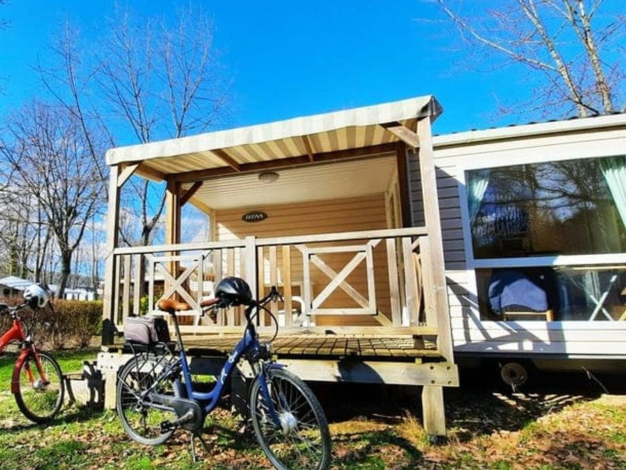 Camping Pas Cher vous présente avec son site Officiel campingpascher.fr, le Camping La Roucateille classé 3 étoiles, situé sur la commune de Montgailhard dans le département Ariège (Midi Pyrénées) en France. Le camping La Roucateille vous propose un hébergement de type mobil-home de 30 m² pour 2 personnes. L'établissement vous propose 8 autres types d'hébergements. Découvrez tous nos séjours à petits prix dans la commune et aux alentours de Montgailhard du département : Ariège (Midi Pyrénées). Les Avis clients pour le Camping La Roucateille sont excellents avec une note moyenne de 9 sur 10. Piscine chauffée, Piscine extérieure, Animations familiales, Aire de jeux enfants, Pétanque, Bar,... En savoir plus : cliquez-ICI.