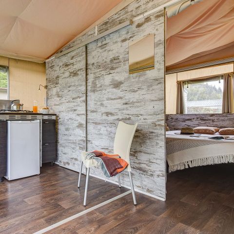 Cliquez pour découvrir toutes les photos de l'HÉBERGEMENT ! tente toile et bois - Sandaya Parc La Clusure photo 4