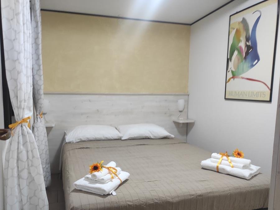 Camping Pas Cher vous présente avec son site Officiel campingpascher.fr, le Camping Villaggio La Collinetta, situé sur la commune de Noto dans le département Syracuse (Sicile) en Italie. Le camping Villaggio La Collinetta, vous présente un hébergement de type bungalow pour 2 personnes avec climatisation et télévision. Le camping Villaggio La Collinetta vous propose du lundi 15 juin au lundi 22 juin 2026 pour 7 nuits à 805€. Cette location propose 86 dates différentes pour réserver votre séjour. Découvrez également les 4 autres gammes d'hébergements du camping. Piscine extérieure, Aire de jeux enfants, Bar,... En savoir plus : cliquez-ICI.