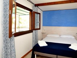 Camping Pas Cher vous présente avec son site Officiel campingpascher.fr, le Camping Villaggio La Collinetta, situé sur la commune de Noto dans le département Syracuse (Sicile) en Italie. Le camping Villaggio La Collinetta, vous présente un hébergement de type bungalow pour 4 personnes avec climatisation et télévision. Le camping Villaggio La Collinetta vous propose du lundi 15 juin au lundi 22 juin 2026 pour 7 nuits à 805€. Cette location propose 86 dates différentes pour réserver votre séjour. Découvrez également les 4 autres gammes d'hébergements du camping. Piscine extérieure, Aire de jeux enfants, Bar,... En savoir plus : cliquez-ICI.