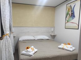 Camping Pas Cher vous présente avec son site Officiel campingpascher.fr, le Camping Villaggio La Collinetta, situé sur la commune de Noto dans le département Syracuse (Sicile) en Italie. Le camping Villaggio La Collinetta, vous présente un hébergement de type bungalow pour 2 personnes avec climatisation et télévision. Le camping Villaggio La Collinetta vous propose du lundi 15 juin au lundi 22 juin 2026 pour 7 nuits à 805€. Cette location propose 86 dates différentes pour réserver votre séjour. Découvrez également les 4 autres gammes d'hébergements du camping. Piscine extérieure, Aire de jeux enfants, Bar,... En savoir plus : cliquez-ICI.