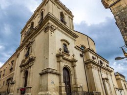 Camping Pas Cher vous présente avec son site Officiel campingpascher.fr, le Camping Villaggio La Collinetta, situé sur la commune de Noto dans le département Syracuse (Sicile) en Italie. Le camping Villaggio La Collinetta, vous présente un hébergement de type bungalow pour 2 personnes avec climatisation et télévision. Le camping Villaggio La Collinetta vous propose du lundi 15 juin au lundi 22 juin 2026 pour 7 nuits à 805€. Cette location propose 86 dates différentes pour réserver votre séjour. Découvrez également les 4 autres gammes d'hébergements du camping. Piscine extérieure, Aire de jeux enfants, Bar,... En savoir plus : cliquez-ICI.