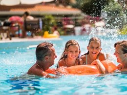 Camping Pas Cher vous présente avec son site Officiel campingpascher.fr, le Camping De L' Arquet classé 4 étoiles, situé sur la commune de Martigues dans le département Bouches-du-rhône (Provence Alpes Côte D'azur) en France. Le camping De L' Arquet, vous présente un hébergement de type mobil-home de 29 m² pour 4 personnes avec climatisation et télévision. Le camping De L' Arquet vous proposeun séjour PAS CHER avec une REMISEdu sam. 26 septembre au sam. 03 octobre 2026, en promotion à -32% pour 7 nuits à 249 € au lieu de 368,0 € soit une Économie de 119 €. Cette location propose 29 dates différentes pour réserver votre séjour. Découvrez également les 8 autres gammes d'hébergements du camping. Les Avis clients pour le Camping De L' Arquet sont excellents avec une note moyenne de 8 sur 10. Piscine extérieure, Animations familiales, Club ados, Club enfants, Aire de jeux enfants, Ping-pong, Pétanque, Terrain multisports, Dépôt de pain, Plats à emporter, Restaurant, Épicerie,... En savoir plus : cliquez-ICI.