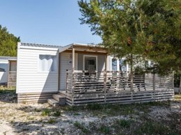 Camping Pas Cher vous présente avec son site Officiel campingpascher.fr, le Camping De L' Arquet classé 4 étoiles, situé sur la commune de Martigues dans le département Bouches-du-rhône (Provence Alpes Côte D'azur) en France. Le camping De L' Arquet, vous présente un hébergement de type mobil-home de 29 m² pour 4 personnes avec climatisation et télévision. Le camping De L' Arquet vous proposeun séjour PAS CHER avec une REMISEdu sam. 26 septembre au sam. 03 octobre 2026, en promotion à -32% pour 7 nuits à 249 € au lieu de 368,0 € soit une Économie de 119 €. Cette location propose 29 dates différentes pour réserver votre séjour. Découvrez également les 8 autres gammes d'hébergements du camping. Les Avis clients pour le Camping De L' Arquet sont excellents avec une note moyenne de 8 sur 10. Piscine extérieure, Animations familiales, Club ados, Club enfants, Aire de jeux enfants, Ping-pong, Pétanque, Terrain multisports, Dépôt de pain, Plats à emporter, Restaurant, Épicerie,... En savoir plus : cliquez-ICI.