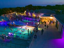 Camping Pas Cher vous présente avec son site Officiel campingpascher.fr, le Camping De L' Arquet classé 4 étoiles, situé sur la commune de Martigues dans le département Bouches-du-rhône (Provence Alpes Côte D'azur) en France. Le camping De L' Arquet, vous présente un hébergement de type mobil-home de 36 m² pour 6 personnes avec climatisation et télévision. Le camping De L' Arquet vous proposeun séjour PAS CHER avec une REMISEdu sam. 26 septembre au sam. 03 octobre 2026, en promotion à -32% pour 7 nuits à 259 € au lieu de 383,0 € soit une Économie de 124 €. Cette location propose 27 dates différentes pour réserver votre séjour. Découvrez également les 8 autres gammes d'hébergements du camping. Les Avis clients pour le Camping De L' Arquet sont excellents avec une note moyenne de 8 sur 10. Piscine extérieure, Animations familiales, Club ados, Club enfants, Aire de jeux enfants, Ping-pong, Pétanque, Terrain multisports, Dépôt de pain, Plats à emporter, Restaurant, Épicerie,... En savoir plus : cliquez-ICI.