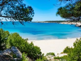 Camping Pas Cher vous présente avec son site Officiel campingpascher.fr, le Camping De L' Arquet classé 4 étoiles, situé sur la commune de Martigues dans le département Bouches-du-rhône (Provence Alpes Côte D'azur) en France. Le camping De L' Arquet, vous présente un hébergement de type mobil-home de 30 m² pour 6 personnes avec climatisation. Le camping De L' Arquet vous proposeun séjour PAS CHER avec une REMISEdu sam. 11 avril au sam. 18 avril 2026, en promotion à -35% pour 7 nuits à 379 € au lieu de 583,08 € soit une Économie de 204,08 €. Cette location propose 36 dates différentes pour réserver votre séjour. Découvrez également les 8 autres gammes d'hébergements du camping. Les Avis clients pour le Camping De L' Arquet sont excellents avec une note moyenne de 8 sur 10. Piscine extérieure, Animations familiales, Club ados, Club enfants, Aire de jeux enfants, Ping-pong, Pétanque, Terrain multisports, Dépôt de pain, Plats à emporter, Restaurant, Épicerie,... En savoir plus : cliquez-ICI.