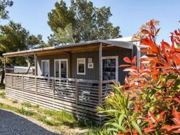 Camping Pas Cher vous présente avec son site Officiel campingpascher.fr, le Camping De L' Arquet classé 4 étoiles, situé sur la commune de Martigues dans le département Bouches-du-rhône (Provence Alpes Côte D'azur) en France. Le camping De L' Arquet, vous présente un hébergement de type mobil-home de 32 m² avec climatisation. Le camping De L' Arquet vous proposeun séjour PAS CHER avec une REMISEdu sam. 04 avril au sam. 11 avril 2026, en promotion à -35% pour 7 nuits à 339 € au lieu de 521,54 € soit une Économie de 182,54 €. Cette location propose 36 dates différentes pour réserver votre séjour. Découvrez également les 8 autres gammes d'hébergements du camping. Les Avis clients pour le Camping De L' Arquet sont excellents avec une note moyenne de 8 sur 10. Piscine extérieure, Animations familiales, Club ados, Club enfants, Aire de jeux enfants, Ping-pong, Pétanque, Terrain multisports, Dépôt de pain, Plats à emporter, Restaurant, Épicerie,... En savoir plus : cliquez-ICI.