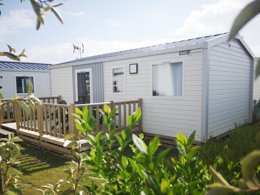 Camping Pas Cher vous présente avec son site Officiel campingpascher.fr, le Camping La Foret Stella Plage classé 3 étoiles, situé sur la commune de Cucq dans le département Pas-de-calais (Nord Pas De Calais) en France. Le camping La Foret Stella Plage, vous présente un hébergement de type mobil-home de 27 m² et télévision. Le camping La Foret Stella Plage vous propose du lundi 25 mai au lundi 01 juin 2026 pour 7 nuits à 490€. Cette location propose 88 dates différentes pour réserver votre séjour. Découvrez également les 6 autres gammes d'hébergements du camping. Les Avis clients pour le Camping La Foret Stella Plage sont excellents avec une note moyenne de 8 sur 10. Aire de jeux enfants, Baby-foot, Golf, Paddle, Ping-pong, Randonnée, Boulangerie,... En savoir plus : cliquez-ICI.