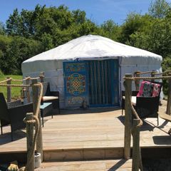 Camping Pas Cher vous présente avec son site Officiel campingpascher.fr, le Établissement French Fields Glamping, situé sur la commune de Le Vieux Cerier dans le département Charente (Poitou-charentes) en France. L'établissement French Fields Glamping vous propose un hébergement de type hébergement. L'établissement vous propose 2 autres types d'hébergements. Découvrez tous nos séjours à petits prix dans la commune et aux alentours de Le Vieux Cerier du département : Charente (Poitou-charentes).... En savoir plus : cliquez-ICI.