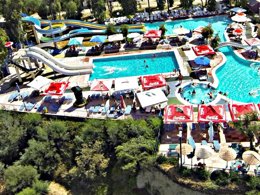 Camping Pas Cher vous présente avec son site Officiel campingpascher.fr, le Camping Golden Sunset classé 3 étoiles, situé sur la commune de Patras dans le département îles Ioniennes (Grece) en Grece. Le camping Golden Sunset, vous présente un hébergement de type mobil-home. Le camping Golden Sunset vous propose du sam. 29 août au sam. 05 septembre 2026, en promotion à -14% pour 7 nuits à 390 € au lieu de 455,0 € soit une Économie de 65 €. Cette location propose 5 dates différentes pour réserver votre séjour. Découvrez également les 1 autres gammes d'hébergements du camping. Mer, Piscine extérieure, Animations familiales, Terrain de basketball, Terrain de beach-volley, Terrain de football, Bar, Restaurant, Supermarché,... En savoir plus : cliquez-ICI.