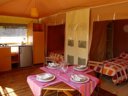 Cliquez pour découvrir toutes les photos de l'HÉBERGEMENT ! bungalow toilé - camping Flower Des Vallées photo 2