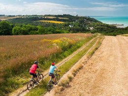 Camping Pas Cher vous présente avec son site Officiel campingpascher.fr, le Camping Flower Des Vallées classé 3 étoiles, situé sur la commune de Saint Brieuc dans le département Côtes-d'armor (Bretagne) en France. Le camping Flower Des Vallées, vous présente un hébergement de type mobil-home de 35 m². Le camping Flower Des Vallées vous propose du mardi 07 avril au mardi 14 avril 2026 pour 7 nuits à 567€. Cette location propose 78 dates différentes pour réserver votre séjour. Découvrez également les 15 autres gammes d'hébergements du camping. Les Avis clients pour le Camping Flower Des Vallées sont excellents avec une note moyenne de 10 sur 10. Piscine chauffée, Piscine couverte, Animations familiales, Club enfants, Aire de jeux enfants, Baby-foot, Ping-pong, Terrain multisports, Bar, Dépôt de pain, Plats à emporter, Épicerie,... En savoir plus : cliquez-ICI.