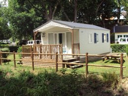 Camping Pas Cher vous présente avec son site Officiel campingpascher.fr, le Camping Flower Des Vallées classé 3 étoiles, situé sur la commune de Saint Brieuc dans le département Côtes-d'armor (Bretagne) en France. Le camping Flower Des Vallées, vous présente un hébergement de type bungalow de 16 m². Le camping Flower Des Vallées vous propose du mardi 07 avril au mardi 14 avril 2026 pour 7 nuits à 280€. Cette location propose 128 dates différentes pour réserver votre séjour. Découvrez également les 15 autres gammes d'hébergements du camping. Les Avis clients pour le Camping Flower Des Vallées sont excellents avec une note moyenne de 10 sur 10. Piscine chauffée, Piscine couverte, Animations familiales, Club enfants, Aire de jeux enfants, Baby-foot, Ping-pong, Terrain multisports, Bar, Dépôt de pain, Plats à emporter, Épicerie,... En savoir plus : cliquez-ICI.