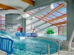 Camping Pas Cher vous présente avec son site Officiel campingpascher.fr, le Camping Flower Des Vallées classé 3 étoiles, situé sur la commune de Saint Brieuc dans le département Côtes-d'armor (Bretagne) en France. Le camping Flower Des Vallées, vous présente un hébergement de type bungalow toilé de 26 m² pour 2 personnes. Le camping Flower Des Vallées vous propose du mardi 07 avril au mardi 14 avril 2026 pour 7 nuits à 301€. Cette location propose 100 dates différentes pour réserver votre séjour. Découvrez également les 15 autres gammes d'hébergements du camping. Les Avis clients pour le Camping Flower Des Vallées sont excellents avec une note moyenne de 10 sur 10. Piscine chauffée, Piscine couverte, Animations familiales, Club enfants, Aire de jeux enfants, Baby-foot, Ping-pong, Terrain multisports, Bar, Dépôt de pain, Plats à emporter, Épicerie,... En savoir plus : cliquez-ICI.