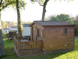 Camping Pas Cher vous présente avec son site Officiel campingpascher.fr, le Camping Flower Des Vallées classé 3 étoiles, situé sur la commune de Saint Brieuc dans le département Côtes-d'armor (Bretagne) en France. Le camping Flower Des Vallées, vous présente un hébergement de type chalet de 17 m² et télévision. Le camping Flower Des Vallées vous propose du mardi 07 avril au mardi 14 avril 2026 pour 7 nuits à 406€. Cette location propose 123 dates différentes pour réserver votre séjour. Découvrez également les 15 autres gammes d'hébergements du camping. Les Avis clients pour le Camping Flower Des Vallées sont excellents avec une note moyenne de 10 sur 10. Piscine chauffée, Piscine couverte, Animations familiales, Club enfants, Aire de jeux enfants, Baby-foot, Ping-pong, Terrain multisports, Bar, Dépôt de pain, Plats à emporter, Épicerie,... En savoir plus : cliquez-ICI.