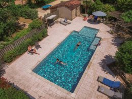Camping Pas Cher vous présente avec son site Officiel campingpascher.fr, le Camping Domaine De L'Entrelacs classé 3 étoiles, situé sur la commune de La Tessoualle dans le département Maine-et-loire (Pays De La Loire) en France. Le camping Domaine De L'Entrelacs vous propose un hébergement de type chalet de 40 m². L'établissement vous propose 5 autres types d'hébergements. Découvrez tous nos séjours à petits prix dans la commune et aux alentours de La Tessoualle du département : Maine-et-loire (Pays De La Loire). Les Avis clients pour le Camping Domaine De L'Entrelacs sont de 7 sur 10. Piscine couverte, Piscine extérieure, Ping-pong, Pétanque, Bar, Restaurant,... En savoir plus : cliquez-ICI.
