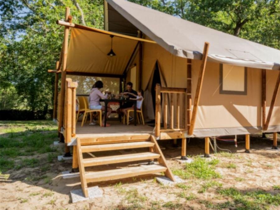 Camping Pas Cher vous présente avec son site Officiel campingpascher.fr, le Camping Les Couleurs De La Coubre classé 4 étoiles, situé sur la commune de Les Mathes dans le département Charente-maritime (Poitou Charentes) en France. Le camping Les Couleurs De La Coubre vous propose un hébergement de type tente de 26 m². Cet hébergement propose plus de 11 dates différentes pour réserver ! Pour dévouvrir la période la moins chère, consultez la rubrique 'Tarifs' et sélectionnez votre mois de départ. L'établissement vous propose 16 autres types d'hébergements. Découvrez tous nos séjours à petits prix dans la commune et aux alentours de Les Mathes du département : Charente-maritime (Poitou Charentes). Les Avis clients pour le Camping Les Couleurs De La Coubre sont excellents avec une note moyenne de 8 sur 10. Lagon, Animations familiales, Club enfants, Aire de jeux enfants, Canoë-kayak, Centre équestre, Golf, Parcours sportif, Ping-pong, Planche à voile, Pétanque, Surf, Terrain de football, Terrain multisports, Tir à l’arc, Bar, Boulangerie, Plats à emporter, Restaurant, Snack/Bar,... En savoir plus : cliquez-ICI.