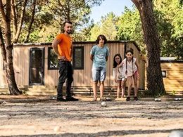 Camping Pas Cher vous présente avec son site Officiel campingpascher.fr, le Camping Les Couleurs De La Coubre classé 4 étoiles, situé sur la commune de Les Mathes dans le département Charente-maritime (Poitou-charentes) en France. Le camping Les Couleurs De La Coubre vous propose un hébergement de type tente de 34 m² pour 1 personne. L'établissement vous propose 31 autres types d'hébergements. Découvrez tous nos séjours à petits prix dans la commune et aux alentours de Les Mathes du département : Charente-maritime (Poitou-charentes). Les Avis clients pour le Camping Les Couleurs De La Coubre sont excellents avec une note moyenne de 8 sur 10. Lagon, Animations familiales, Club enfants, Aire de jeux enfants, Canoë-kayak, Centre équestre, Golf, Parcours sportif, Ping-pong, Planche à voile, Pétanque, Surf, Terrain de football, Terrain multisports, Tir à l’arc, Bar, Boulangerie, Plats à emporter, Restaurant, Snack/Bar,... En savoir plus : cliquez-ICI.