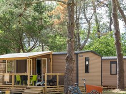 Camping Pas Cher vous présente avec son site Officiel campingpascher.fr, le Camping Les Couleurs De La Coubre classé 4 étoiles, situé sur la commune de Les Mathes dans le département Charente-maritime (Poitou Charentes) en France. Le camping Les Couleurs De La Coubre, vous présente un hébergement de type mobil-home de 33 m² pour 6 personnes et télévision. Le camping Les Couleurs De La Coubre vous propose du sam. 16 mai au sam. 23 mai 2026, en promotion à -24% pour 7 nuits à 289 € au lieu de 382,0 € soit une Économie de 93 €. Cette location propose 22 dates différentes pour réserver votre séjour. Découvrez également les 5 autres gammes d'hébergements du camping. Les Avis clients pour le Camping Les Couleurs De La Coubre sont excellents avec une note moyenne de 8 sur 10. Lagon, Animations familiales, Club enfants, Aire de jeux enfants, Canoë-kayak, Centre équestre, Golf, Parcours sportif, Ping-pong, Planche à voile, Pétanque, Surf, Terrain de football, Terrain multisports, Tir à l’arc, Bar, Boulangerie, Plats à emporter, Restaurant, Snack/Bar,... En savoir plus : cliquez-ICI.