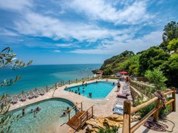 Camping Pas Cher vous présente avec son site Officiel campingpascher.fr, le Établissement Ripari Di Giobbe, situé sur la commune de Ortona dans le département Chieti (Abruzzes) en Italie. L'établissement Ripari Di Giobbe vous propose un hébergement de type mobilhome. L'établissement vous propose 9 autres types d'hébergements. Découvrez tous nos séjours à petits prix dans la commune et aux alentours de Ortona du département : Chieti (Abruzzes).... En savoir plus : cliquez-ICI.