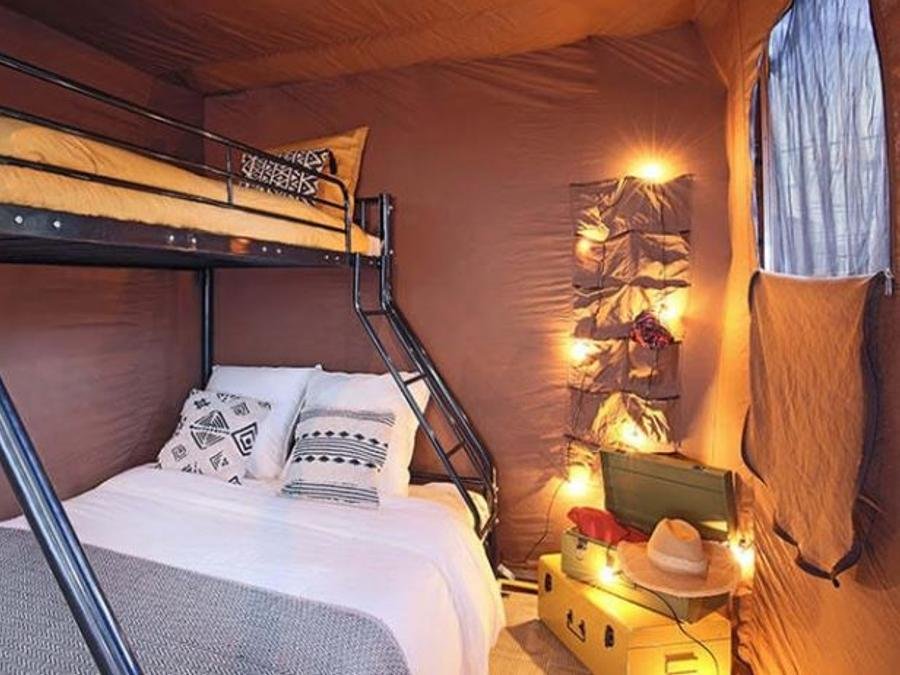 Camping Pas Cher vous présente avec son site Officiel campingpascher.fr, le Camping Bel Air Village Le Lac De Cazaux classé 2 étoiles, situé sur la commune de Cazaux dans le département Gironde (Aquitaine) en France. Le camping Bel Air Village Le Lac De Cazaux vous propose un hébergement de type hébergement insolite de 22 m² pour 5 personnes. L'établissement vous propose 5 autres types d'hébergements. Découvrez tous nos séjours à petits prix dans la commune et aux alentours de Cazaux du département : Gironde (Aquitaine). Les Avis clients pour le Camping Bel Air Village Le Lac De Cazaux sont excellents avec une note moyenne de 9 sur 10. Lac, Aire de jeux enfants, Canoë-kayak, Paddle, Ping-pong, Pétanque, Voile, Dépôt de pain, Épicerie,... En savoir plus : cliquez-ICI.