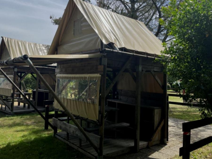 Camping Pas Cher vous présente avec son site Officiel campingpascher.fr, le Camping Bel Air Village Le Lac De Cazaux classé 2 étoiles, situé sur la commune de Cazaux dans le département Gironde (Aquitaine) en France. Le camping Bel Air Village Le Lac De Cazaux, vous présente un hébergement de type tente. Le camping Bel Air Village Le Lac De Cazaux vous propose du dimanche 30 août au dimanche 06 septembre 2026 pour 7 nuits à 196€. Cette location propose 39 dates différentes pour réserver votre séjour. Découvrez également les 3 autres gammes d'hébergements du camping. Les Avis clients pour le Camping Bel Air Village Le Lac De Cazaux sont excellents avec une note moyenne de 9 sur 10. Lac, Aire de jeux enfants, Canoë-kayak, Paddle, Ping-pong, Pétanque, Voile, Dépôt de pain, Épicerie,... En savoir plus : cliquez-ICI.