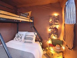 Camping Pas Cher vous présente avec son site Officiel campingpascher.fr, le Camping Bel Air Village Le Lac De Cazaux classé 2 étoiles, situé sur la commune de Cazaux dans le département Gironde (Aquitaine) en France. Le camping Bel Air Village Le Lac De Cazaux vous propose un hébergement de type hébergement insolite de 22 m² pour 5 personnes. L'établissement vous propose 3 autres types d'hébergements. Découvrez tous nos séjours à petits prix dans la commune et aux alentours de Cazaux du département : Gironde (Aquitaine). Les Avis clients pour le Camping Bel Air Village Le Lac De Cazaux sont excellents avec une note moyenne de 9 sur 10. Lac, Aire de jeux enfants, Canoë-kayak, Paddle, Ping-pong, Pétanque, Voile, Dépôt de pain, Épicerie,... En savoir plus : cliquez-ICI.